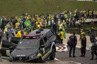 O ministro Alexandre de Moraes, do Supremo Tribunal Federal (STF), decidiu libertar mais 130 presos por causa dos atos golpistas de 8 de janeiro, quando a sede dos Três Poderes foram invadidas e depredadas.Desta vez, todos os libertados são homens. Isso porque Moraes já conclui, na semana passada, a análise de todos os pedidos de liberdade provisória feitos por mulheres. Em todos os casos, as solturas tiveram parecer favorável da Procuradoria-Geral da República (PGR).<!-- NICAID(15373675) -->