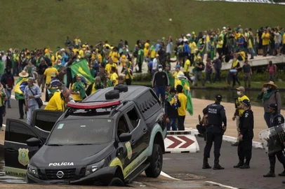 O ministro Alexandre de Moraes, do Supremo Tribunal Federal (STF), decidiu libertar mais 130 presos por causa dos atos golpistas de 8 de janeiro, quando a sede dos Três Poderes foram invadidas e depredadas.Desta vez, todos os libertados são homens. Isso porque Moraes já conclui, na semana passada, a análise de todos os pedidos de liberdade provisória feitos por mulheres. Em todos os casos, as solturas tiveram parecer favorável da Procuradoria-Geral da República (PGR).<!-- NICAID(15373675) -->