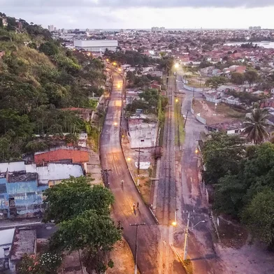 Mina 18, da Braskem,   localizada no bairro Mutange, em Maceió, AlagoasAL - TREMORES/MACEIÓ/BRASKEM/ONTEM  - CIDADES - Imagem obtido com drone mostra umas das entradas da chamada Mina 18, da Braskem,   localizada no bairro Mutange, em Maceió, Alagoas, no domingo, 03 de dezembro de   2023. Os problemas na capital alagoana começaram em 3 de março de 2018 quando um   tremor de terra causou rachaduras em ruas e casas e o afundamento do solo em cinco   bairros: Pinheiro, Mutange, Bebedouro, Bom Parto e em uma parte do Farol. Mais de   55 mil pessoas foram forçadas a deixar suas casas naquele ano. Agora, uma decisão   judicial determinou a saída de 27 famílias da área de risco. Dessas, 14 ainda não   tinham saído de casa até a noite de quinta-feira, 30.   03/12/2023 - Foto: TIAGO QUEIROZ/ESTADÃO CONTEÚDOEditoria: GERALLocal: MACEIÓIndexador: TIAGO QUEIROZFonte: ESTADAO CONTEUDOFotógrafo: ESTADÃO CONTEÚDO<!-- NICAID(15615710) -->