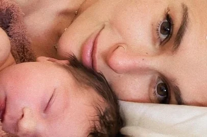 A atriz Rumer Willis com a filha Lou, no Dia das Mães 2023