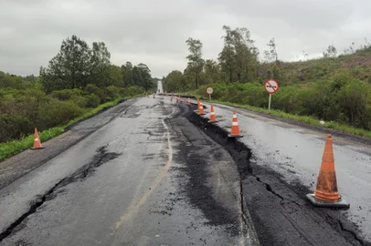 BR-293 tem bloqueio total e PRF alerta para que caminhões não usem desvio. Foto: Polícia Rodoviária Federal / Divulgação<!-- NICAID(15549909) -->