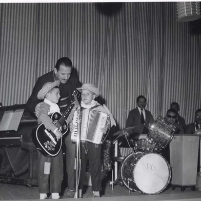 Envelope: 3186Pasta:9479No envelope não consta nenhuma informação de data ou nome de fotógrafo., apenas "Programa Maurício Sobrinho".Material com identificação do jornal Última Hora.<!-- NICAID(1967159) -->