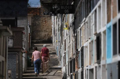 CAXIAS DO SUL, RS, BRASIL, 29/10/2024. Imagens do Cemitério Público Municipal para ilustrar matérias de serviço sobre sepultamentos na cidade e também dos preparativos para o dia de finados, com a limpeza dos túmulos. (Bruno Todeschini/Agência RBS)Indexador: Bruno Todeschini<!-- NICAID(15901838) -->