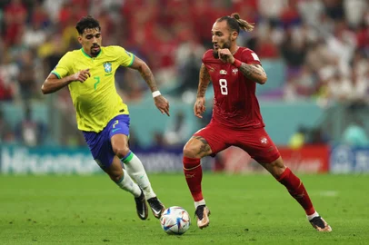 Serbia's midfielder #08 Nemanja Gudelj (R) is challenged by Brazil's midfielder #07 Lucas Paqueta (L) during the Qatar 2022 World Cup Group G football match between Brazil and Serbia at the Lusail Stadium in Lusail, north of Doha on November 24, 2022. (Photo by Adrian DENNIS / AFP)Editoria: SPOLocal: DohaIndexador: ADRIAN DENNISSecao: soccerFonte: AFPFotógrafo: STF<!-- NICAID(15275455) -->