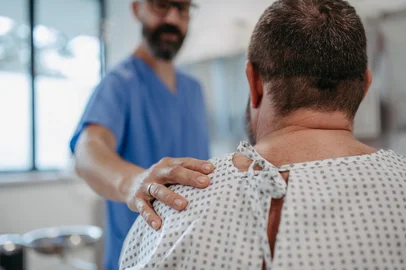 Supportive doctor soothing a worried overweight patient, discussing test result in emergency room. Illnesses and diseases in middle-aged men's health. Compassionate physician supporting stressed patient. Concept of health risks of overwight and obesity.Supportive doctor soothing worried overweight patient, discussing test result in emergency room. Illnesses and diseases in middle-aged men's health. Compassionate physician supporting stressed patient. Concept of health risks of overwight and obesity.Fonte: 669882033<!-- NICAID(15908718) -->