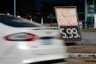 Porto Alegre, RS, Brasil- Motoristas encontram gasolina com preço de quase 6 reais após reajuste do valor dos combustíveis. Foto: Jonathan Heckler / Agencia RBS<!-- NICAID(15511736) -->