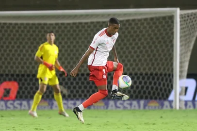 Robert Renan em ação pelo Inter contra o Palmeiras