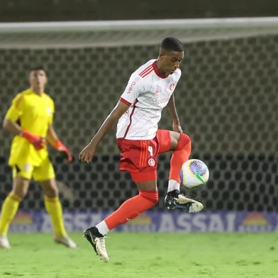 Robert Renan em ação pelo Inter contra o Palmeiras
