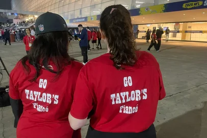 Torcedoras do lado de fora da Arena Corinthians para o jogo da NFL<!-- NICAID(16118365) -->
