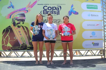 Pódio 10km feminino, águas abertas, Porto Seguro, Viviane e Cibelle Jungblut