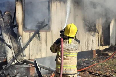 Incêndio destrói casa em Passo Fundo<!-- NICAID(16025612) -->