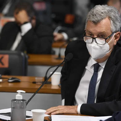Comissão Parlamentar de Inquérito da Pandemia (CPIPANDEMIA) realiza oitiva do ex-ministro de Estado da Saúde. A Comissão Parlamentar de Inquérito investiga ações do governo federal no enfrentamento da pandemia e aplicação de recursos da União transferidos para estados, Distrito Federal e municípios para essa finalidade. A reunião acontece no formato semipresencial por decisão do presidente do Senado Federal.À bancada, senador Luis Carlos Heinze (PP-RS).Foto: Jefferson Rudy/Agência Senado<!-- NICAID(14776828) -->