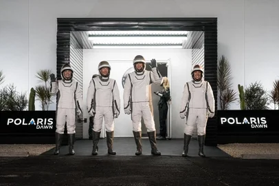 A SpaceX, do bilionário Elon Musk, quer alcançar uma nova etapa em sua empreitada no turismo espacial. A meta da empresa agora é realizar a primeira caminhada espacial da história em uma missão comercial, batizada de Polaris Dawn.Tripulação da Polaris será formada por Scott Poteet (loiro), Sarah Gillis (morena), Jared Isaacman (moreno) e Anna Menon (loiro). Equipe vai passar cinco dias em órbita.<!-- NICAID(15850631) -->