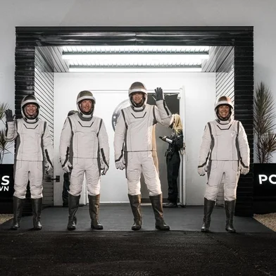 A SpaceX, do bilionário Elon Musk, quer alcançar uma nova etapa em sua empreitada no turismo espacial. A meta da empresa agora é realizar a primeira caminhada espacial da história em uma missão comercial, batizada de Polaris Dawn.Tripulação da Polaris será formada por Scott Poteet (loiro), Sarah Gillis (morena), Jared Isaacman (moreno) e Anna Menon (loiro). Equipe vai passar cinco dias em órbita.<!-- NICAID(15850631) -->