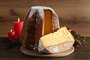 Delicious Pandoro cake with powdered sugar and Christmas decor on wooden table. Traditional Italian pastryIndexador: Olga Yastremska, New Africa, AfrFonte: 617569479<!-- NICAID(15629523) -->