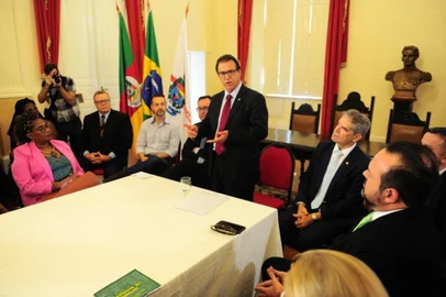 Ministro do Trabalho, Luiz Marinho está na Serra nesta segunda (20) para encontros que abordarão o caso de trabalho análogo à escravidão em Bento.Na foto, na prefeitura de Bento Gonçalves. Na comitiva de recepção, além do prefeito Diogo Siqueira também estavam a deputada federal Denise pessoa, o deputado estadual Pepe Vargas, Rafael Pasuqalotto, presidente da Câmara de Vereadores de Bento, Alcione Grazziotin, presidente da Amesne, e presidente da CIC, Marijane Paese.<!-- NICAID(15380275) -->