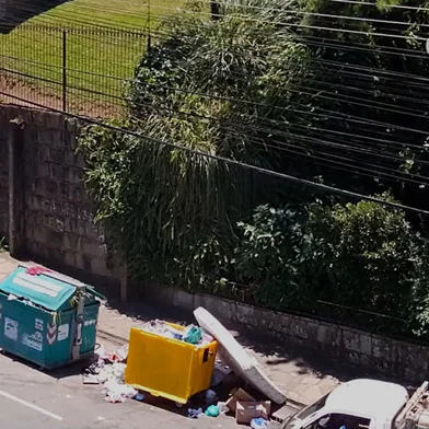 Imagens divulgadas pela prefeitura de Caxias do Sul mostram o lixo sendo descartado de forma irregular na cidade. Os vídeos foram obtidos por meio de câmeras de segurança instaladas no município e também de denúncias da comunidade.<!-- NICAID(15647222) -->