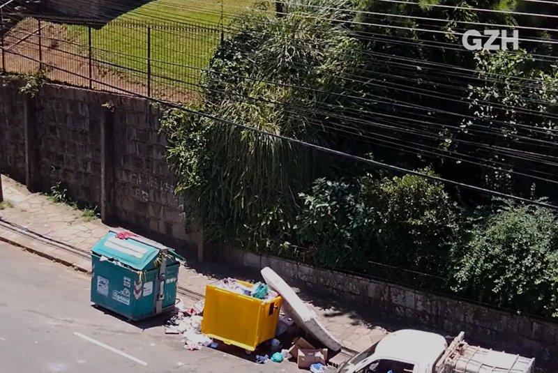 Imagens divulgadas pela prefeitura de Caxias do Sul mostram o lixo sendo descartado de forma irregular na cidade. Os vídeos foram obtidos por meio de câmeras de segurança instaladas no município e também de denúncias da comunidade.<!-- NICAID(15647222) -->