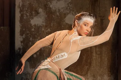 Do clima de acolhida em conjunção com o espírito de todas as coisas, nasce o espetáculo teatral Khaleh. O nome da peça é uma palavra iraniana e significa intimidade familiar especial e carinhosa, ou afinidade psíquica com outra alma.Uma tenda e suas traquitanas é o cenário escolhido para a partilha sensorial. Nela estará a guardiã,  ela conduzirá o público por histórias dentro de histórias. Passando pelos universos que nos permeiam através de memórias, situações e ancestralidade. A narrativa da peça se constrói através da manipulação de objetos e da relação com o público.<!-- NICAID(12201041) -->