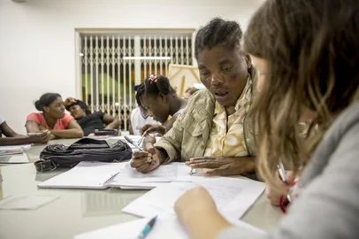 GARIBALDI, RS, BRASIL 30/03/2016Em encontros na biblioteca pública de Garibaldi, voluntários da comunidade dão aulas de português para imigrantes haitianos e os ajudam a tirar dúvidas básicas sobre a vida no Brasil. (Felipe Nyland/Agência RBS)Indexador: Felipe Nyland<!-- NICAID(12116256) -->