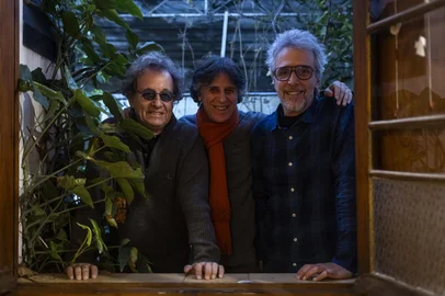 PORTO ALEGRE, RS, BRASIL, 09-07-2025: Os irmãos Ramil farão show inédito em Porto Alegre. A dupla Kleiton e Kledir e Vitor Ramil se reúnem em concerto que traz as maiores músicas de suas carreiras, em uma primeira noite em Porto Alegre e depois em Pelotas, cidade natal da família. Na foto: Kleiton, Kledir e Vitor Ramil. Foto: André Ávila/ Agência RBSIndexador: Andre Avila<!-- NICAID(16076572) -->