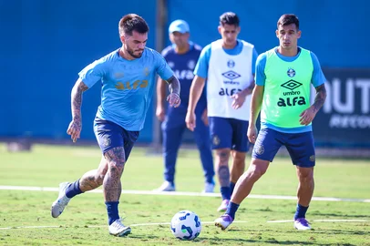 RS - FUTEBOL/ TREINO GREMIO 2025 - ESPORTES - Jogadores do Gremio realizam treino tÃ©cnico durante a manha desta quinta-feira, no CT Luiz Carvalho, na preparaÃ§Ã£o para a partida valida pelo Campeonato Brasileiro 2025. Nathan, Cristaldo e Pavon (ao fundo) em treino do Grêmio. FOTO: LUCAS UEBEL/GREMIO FBPA<!-- NICAID(16037773) -->