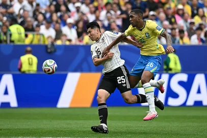 Japan's defender #25 Junnosuke Suzuki (L)  fights for the ball with Brazil's forward #26 Rayan (R)  during the 2026 World Cup round of 32 football match between Brazil and Japan at the Houston Stadium in Houston on June 29, 2026.  (Photo by Paul ELLIS / AFP)Editoria: SPOLocal: HoustonIndexador: PAUL ELLISSecao: soccerFonte: AFPFotógrafo: STF<!-- NICAID(16316508) -->