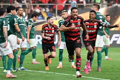 Flamengo's defender #13 Danilo celebrates scoring his team's first goal during the all Brazilian Copa Libertadores final football match between Palmeiras and Flamengo at Monumental 'U' Marathon stadium in Lima on November 29, 2025. (Photo by Luis ACOSTA / AFP)Editoria: SPOLocal: LimaIndexador: LUIS ACOSTASecao: soccerFonte: AFPFotógrafo: STF<!-- NICAID(16177059) -->
