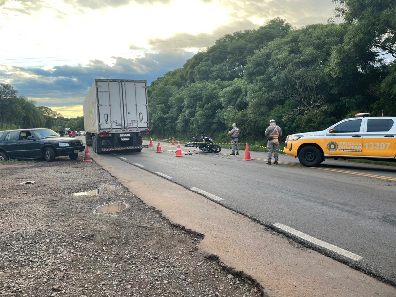 Mulher morre em acidente entre moto e caminhonete na RS-153, em Passo Fundo