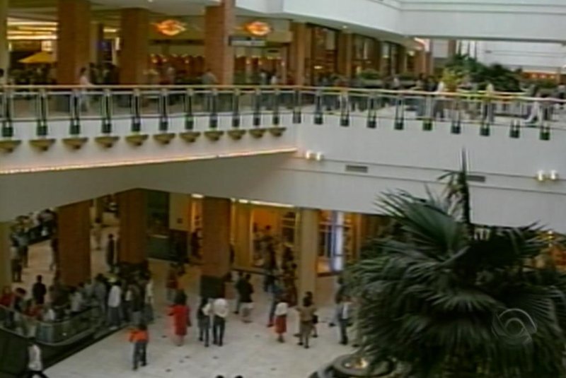 Praia de Belas Shopping Center em 30 de outubro de 1991, o primeiro dia aberto ao público. Inauguração ocorreu na noite anterior.<!-- NICAID(15721882) -->