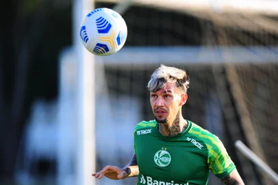 CAXIAS DO SUL, RS, BRASIL, 14/07/2021. Treino do Juventude no CFAC. O Ju está disputando a série A do Campeonato Brasileiro. Na foto, meia João Paulo. (Porthus Junior/Agência RBS)<!-- NICAID(14834576) -->