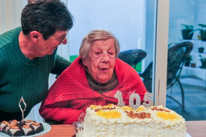 CAXIAS DO SUL, RS, BRASIL, 02/06/2023.  Celina completa mais um ano de vida, aos 105 anos de idade comemora seu aniverásrio em Caxias Do Sul. Na foto, Celina Lea Dal Pra Zengerling, 105 anos e a filha Joanete Zengerling Facchin.Indexador: NEIMAR DE CESERO<!-- NICAID(15446392) -->