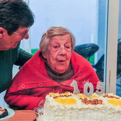 CAXIAS DO SUL, RS, BRASIL, 02/06/2023.  Celina completa mais um ano de vida, aos 105 anos de idade comemora seu aniverásrio em Caxias Do Sul. Na foto, Celina Lea Dal Pra Zengerling, 105 anos e a filha Joanete Zengerling Facchin.Indexador: NEIMAR DE CESERO<!-- NICAID(15446392) -->