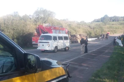 Tombamento de veículo deixa trânsito na BR-116, em Campestre da Serra, em meia pista<!-- NICAID(15868014) -->