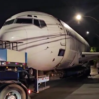 O transporte de uma carroceria de avião pelas ruas de Porto Alegre afeta o trânsito da Capital ao longo da noite desta segunda-feira (8). O traslado teve início por volta das 22h, na Rua Augusto Severo, no bairro São João, e deve seguir até a Avenida Padre Cacique. <!-- NICAID(15729271) -->