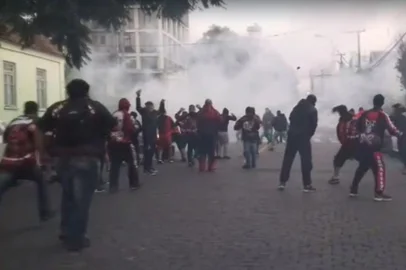 Um triste episódio marcou o pré-jogo entre Juventude e Athletico-PR nesta quarta-feira (8). Por volta das 17h, duas horas antes da partida entre os times, torcedores do dois clubes se enfrentaram próximos ao Estádio Alfredo Jaconi, na Rua Borges de Medeiros esquina com a Hércules Galló.<!-- NICAID(15118812) -->