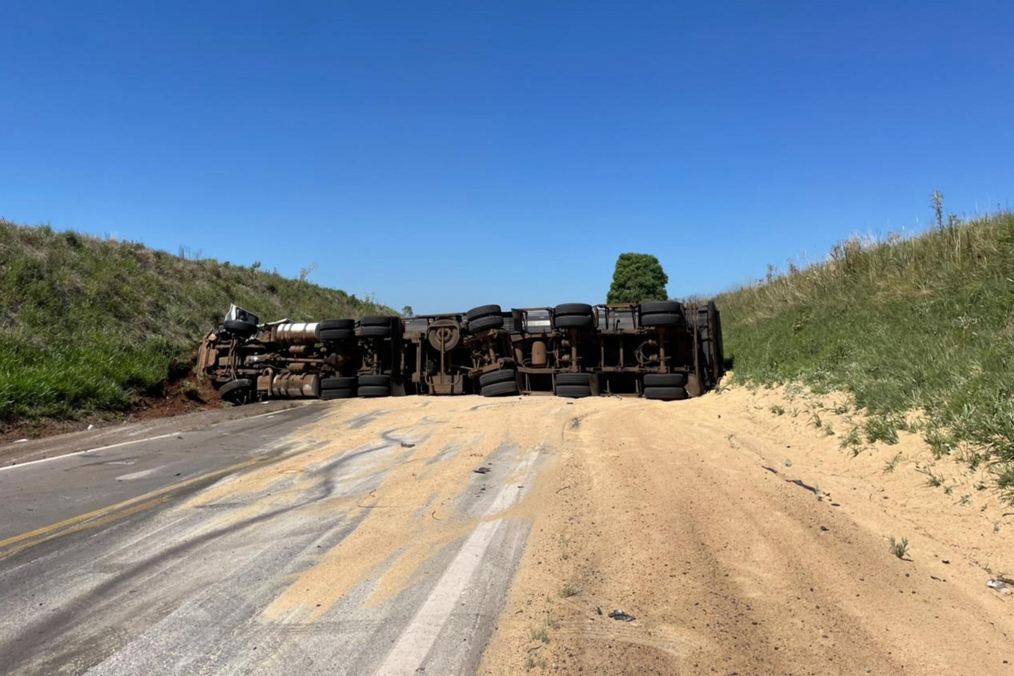Acidente entre carreta e picape argentina bloqueia a BR-285 no norte do RS
