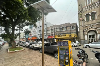 ovos parquímitos têm uma estrutura separada, específica da captação dessas placas solares. Os antigos, os parquímitos já existentes, as placas solares são instaladas no próprio parquímetro. Esses novos parquímitos têm uma estrutura separada para captar melhor a energia solar e dar mais durabilidade à bateria.<!-- NICAID(15779203) -->