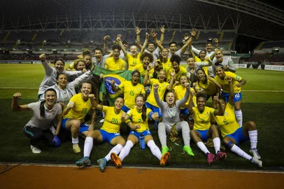 A Seleção Brasileira Feminina venceu a Costa Rica por 5 a 0 nesta terça-feira (16) pela última rodada da primeira fase da Copa do Mundo sub-20. Com o resultado, o time comandado por Jonas Urias terminou a etapa inicial na vice-liderança do Grupo A, com sete pontos conquistados, e classificou-se às quartas de final.<!-- NICAID(15178752) -->