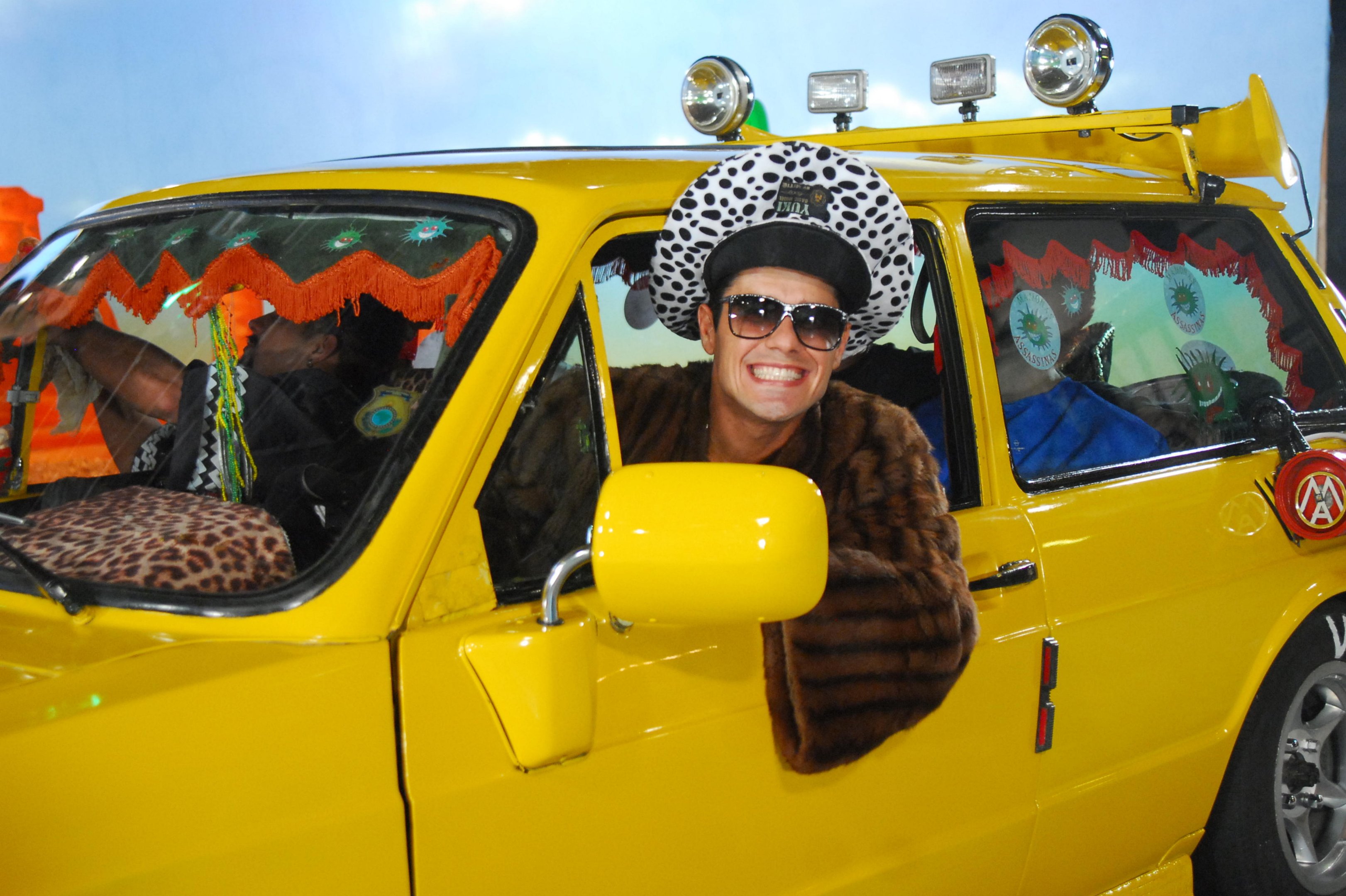 Familiar conta que jaqueta de Dinho, do Mamonas Assassinas, estava intacta no caix&atilde;o; corpos foram exumados nesta semana