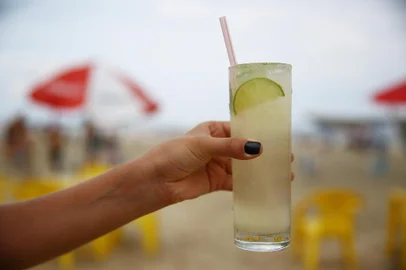 XANGRILÁ, RS, BRASIL, 09-01-2015: Matéria especial do caderno Gastrô por Destemperados sobre comidas e pratos típicos da praia. Na foto, comidas de quiosques da beira da praia. Caipirinha e porção de violinha frita (FOTO FÉLIX ZUCCO/AGÊNCIA RBS, Editoria Destemperados).<!-- NICAID(11111461) -->