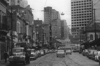 Rua Voluntários da Pátria, localizada no Centro Histórico, em Porto Alegre, na década de 60.-#ENVELOPE: 49365-<!-- NICAID(15467903) -->
