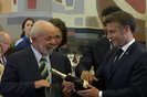 Presidente Lula entrega espumante da Casa Valduga para presidente da França, Emmanuel Macron<!-- NICAID(15720129) -->