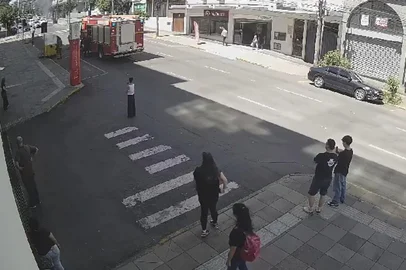 Dupla é flagrada incendiando container no bairro São Pelegrino, em Caxias do Sul <!-- NICAID(16002389) -->