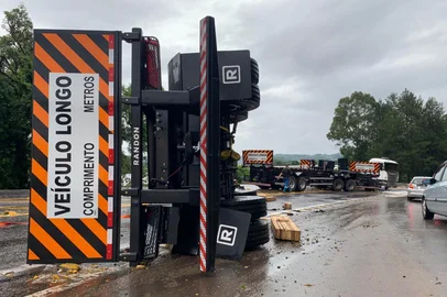 Acidente envolvendo carreta na RS-122, proximo a TKA Guindastes, na entrada de Flores da Cunha./ O veiculo fez um L na pista, que é quando o cavalo e a carreta dobram, e neste caso, parte do reboque se desprendeu e tombou.<!-- NICAID(16183127) -->