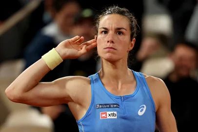 France's Lois Boisson reacts after winning a set during her women's singles quarter-final match against Russia's Mirra Andreeva on day 11 of the French Open tennis tournament on Court Philippe-Chatrier at the Roland-Garros Complex in Paris on June 4, 2025. (Photo by Alain JOCARD / AFP)<!-- NICAID(16052164) -->