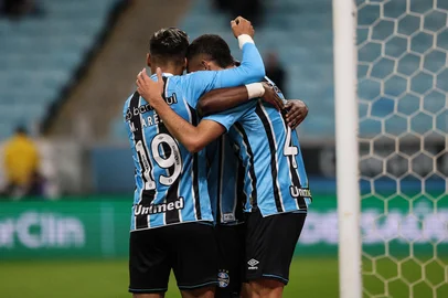 PORTO ALEGRE, RS, BRASIL, 08-07-2025: Na Arena, Grêmio enfrenta o São José valendo o título da Recopa. O duelo promove o encontro entre o campeões do Gauchão 2024 — o Tricolor — e da Copa FGF do ano passado — o Zeca. Na foto, Segundo gol do Grêmio. Amuzu marca com assistência de Alysson, para o 2-0.  Fotos: Duda Fortes/Agência RBS<!-- NICAID(16076195) -->