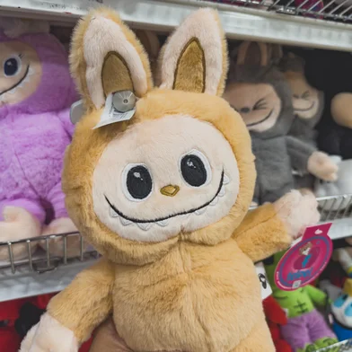 Guayaquil, Ecuador â May 5, 2025: LABUBU plush toys from Pop Martâs The Monsters, on display in a toy store, reflecting the boom in Asian designer collectibles and emotional character design.Fonte: 1465009571<!-- NICAID(16044022) -->