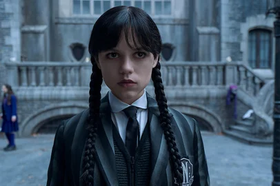 Depois de quase três anos de espera, Wandinha retorna à Netflix nesta quarta-feira (6) com a primeira parte da segunda temporada. A protagonista, agora mais conhecida do que nunca, tanto na ficção, quanto na realidade, enfrenta um cenário bem diferente da primeira temporada.<!-- NICAID(16095305) -->