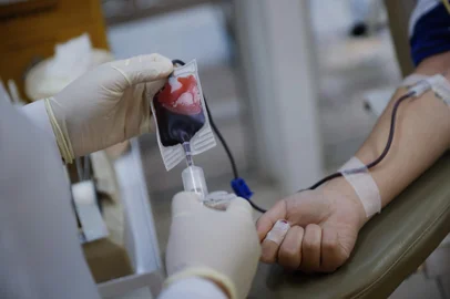 Porto Alegre, RS, Brasil - 29/06/2021 - Doadores de sangue de Sapucaia reuniram pessoas em três micro-ônibus para doação em Poa. (Foto: Anselmo Cunha/Agência RBS)<!-- NICAID(14821043) -->